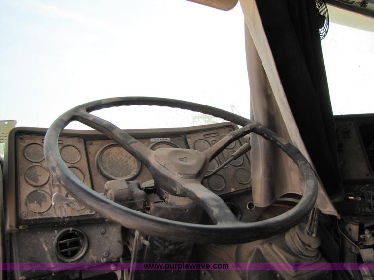 image for item 3523 1998 International 9800 semi truck