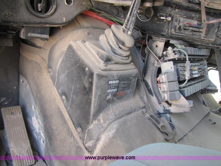 image for item 3523 1998 International 9800 semi truck