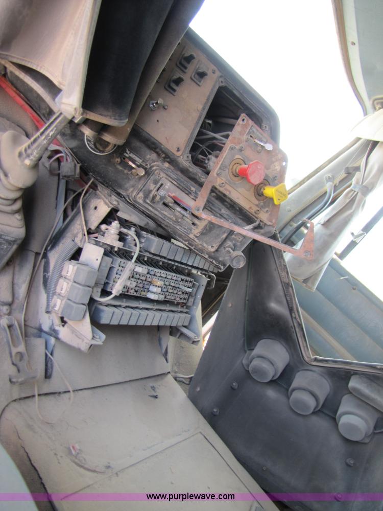 image for item 3523 1998 International 9800 semi truck