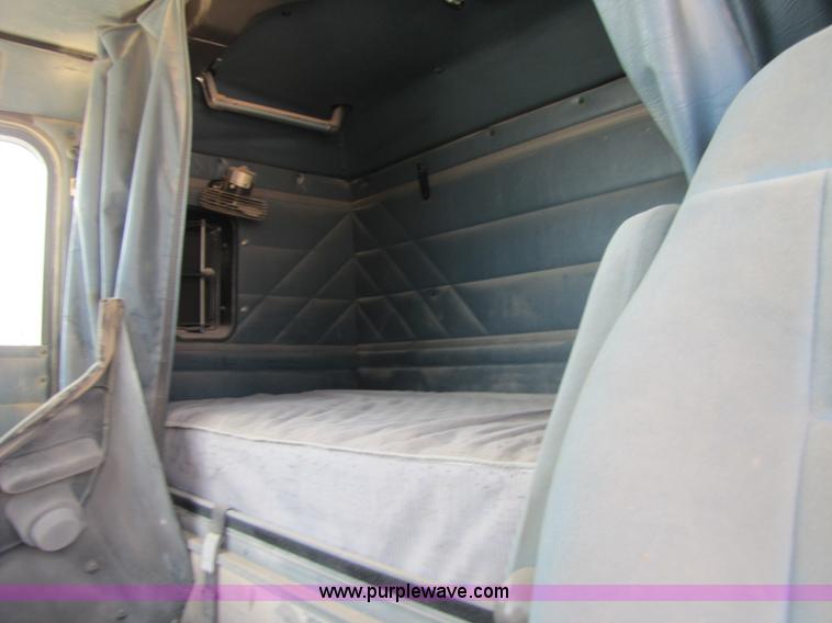 image for item 3523 1998 International 9800 semi truck