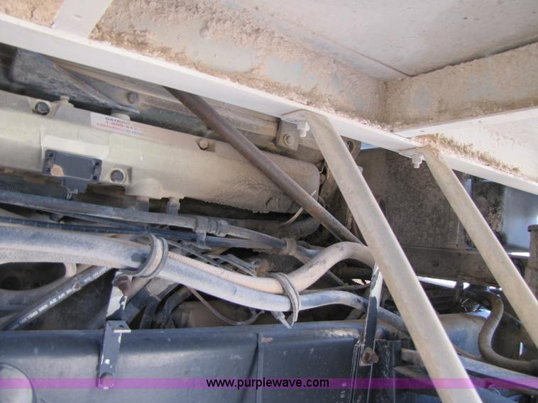 image for item 3523 1998 International 9800 semi truck