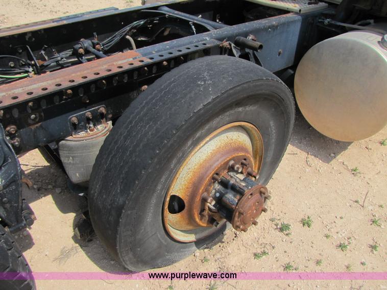 image for item 3523 1998 International 9800 semi truck