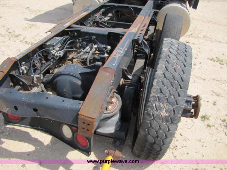 image for item 3523 1998 International 9800 semi truck