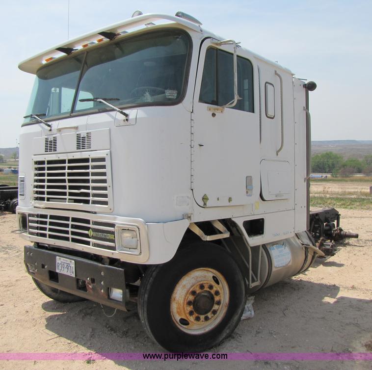 image for item 3524 1993 International 9600 semi truck