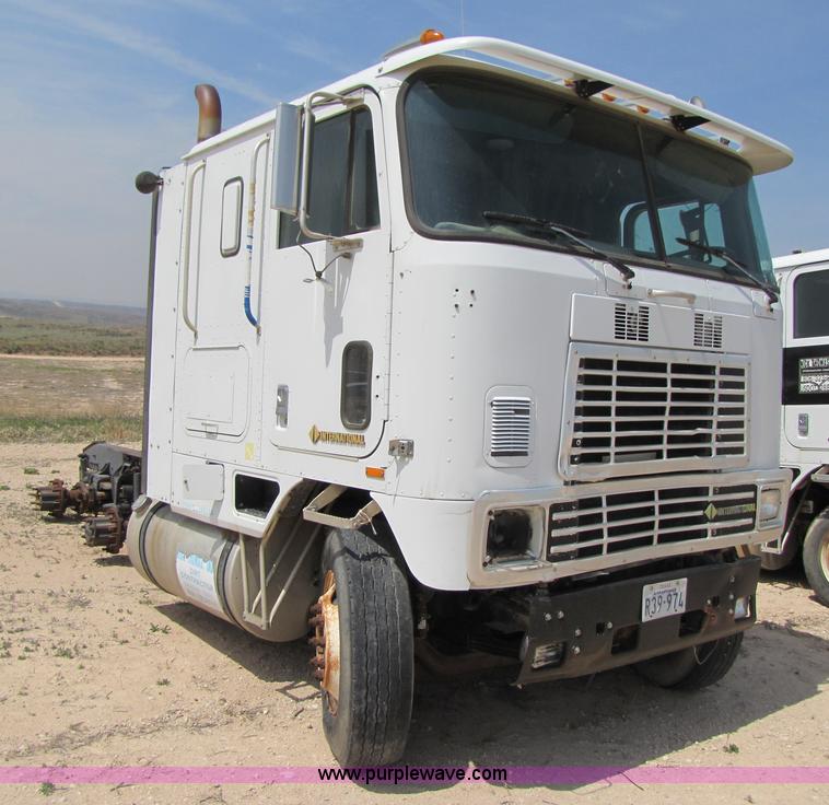 image for item 3524 1993 International 9600 semi truck