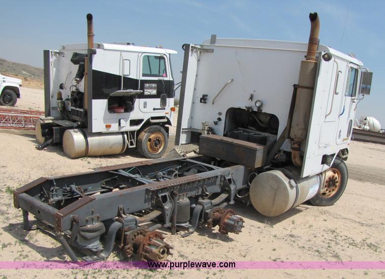 image for item 3524 1993 International 9600 semi truck