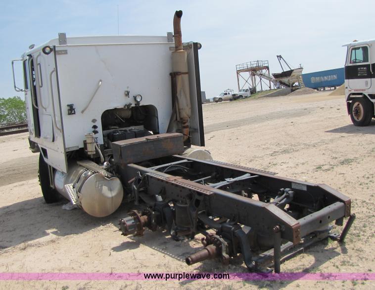 image for item 3524 1993 International 9600 semi truck