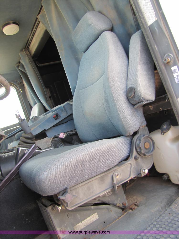 image for item 3524 1993 International 9600 semi truck