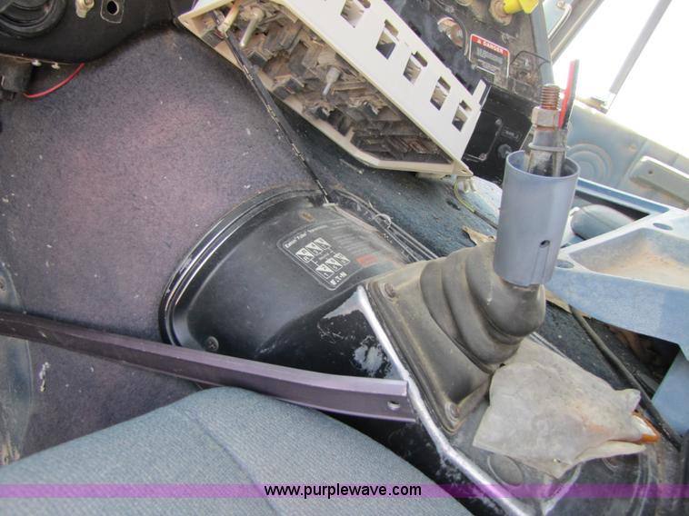 image for item 3524 1993 International 9600 semi truck