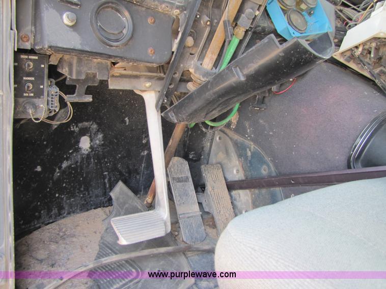 image for item 3524 1993 International 9600 semi truck