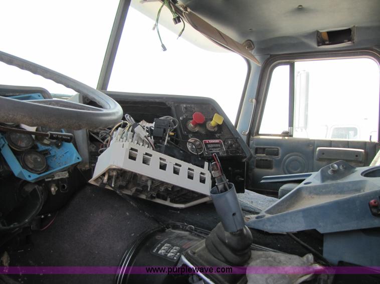 image for item 3524 1993 International 9600 semi truck