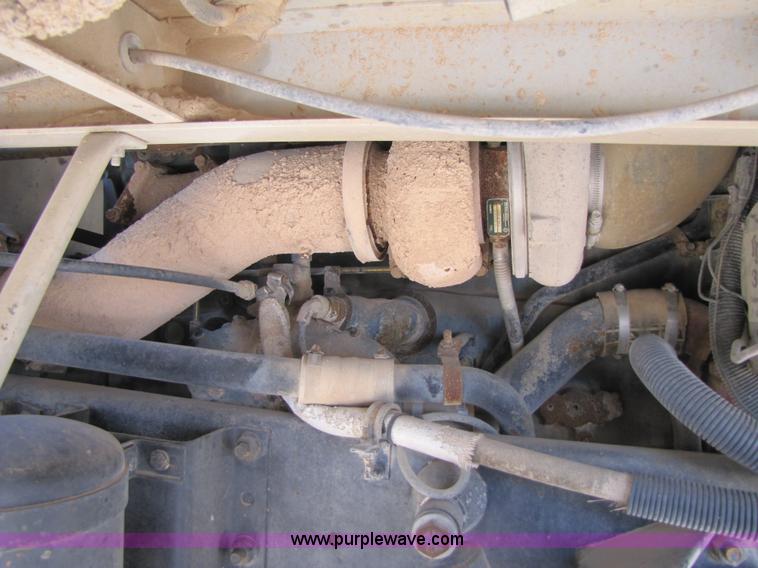 image for item 3524 1993 International 9600 semi truck