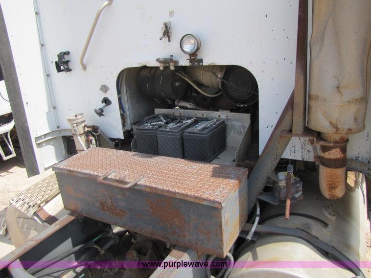 image for item 3524 1993 International 9600 semi truck