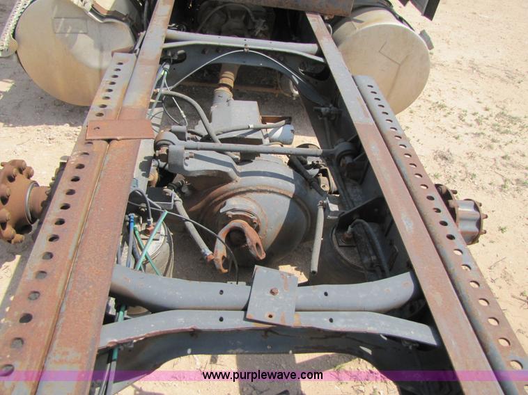 image for item 3524 1993 International 9600 semi truck