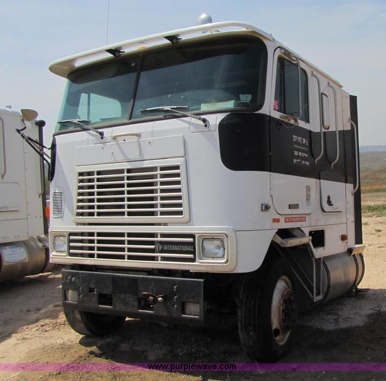 image for item 3525 1998 International 9800 semi truck