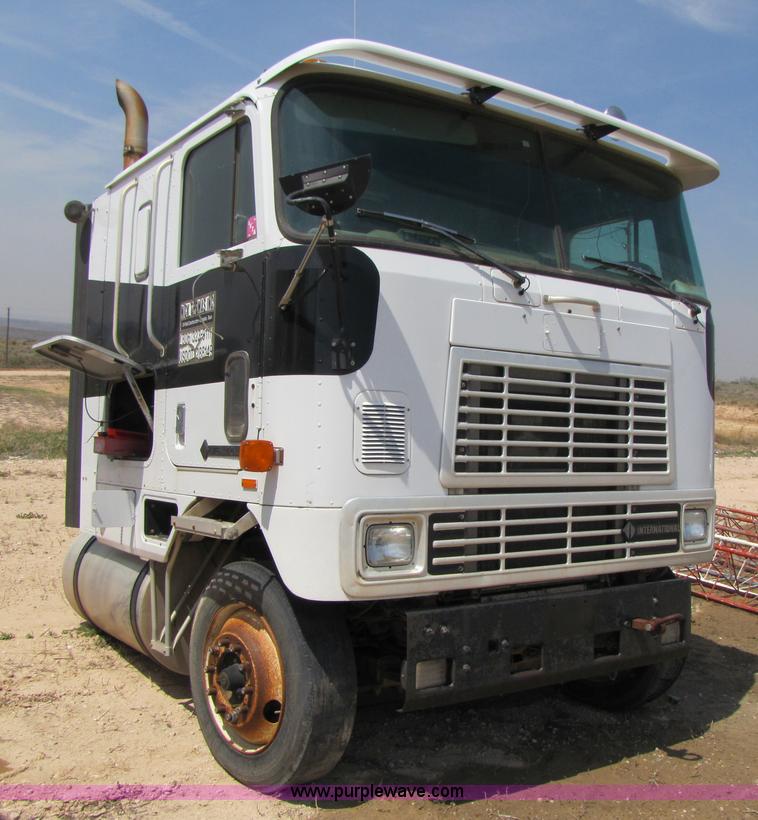 image for item 3525 1998 International 9800 semi truck