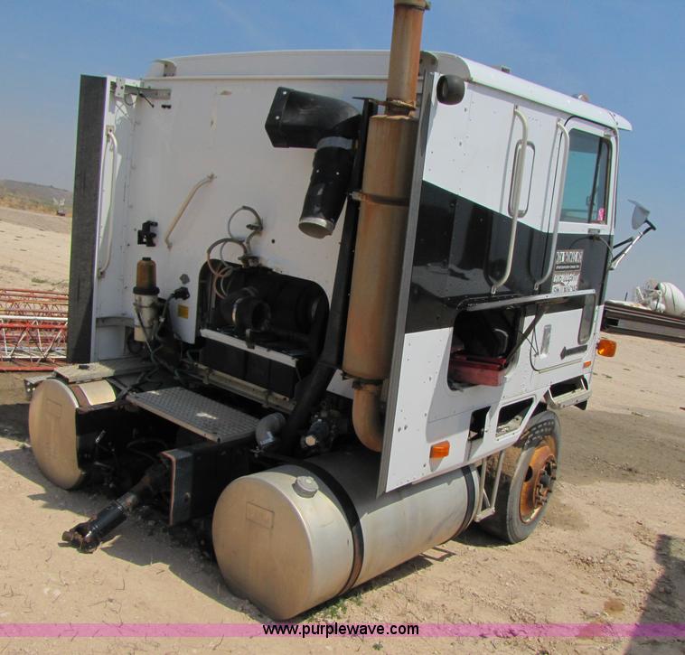 image for item 3525 1998 International 9800 semi truck