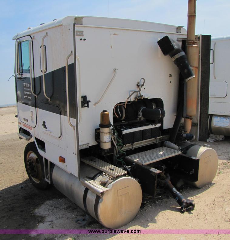 image for item 3525 1998 International 9800 semi truck