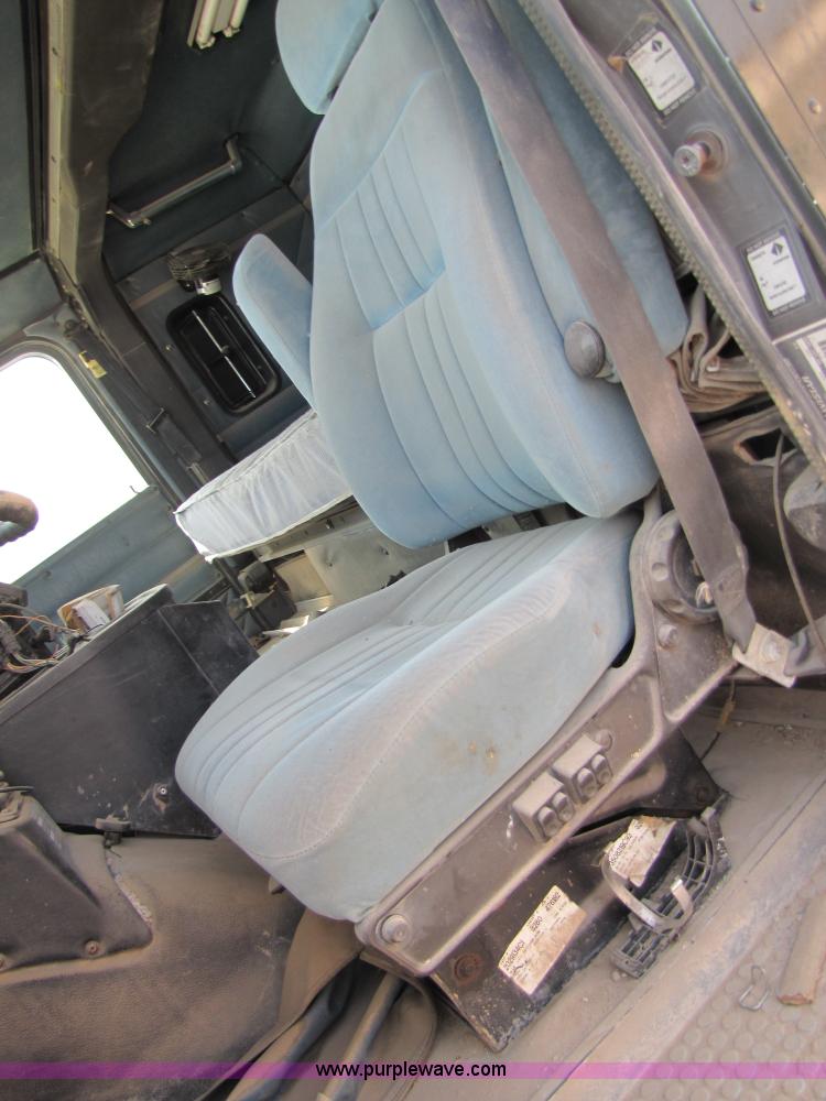 image for item 3525 1998 International 9800 semi truck