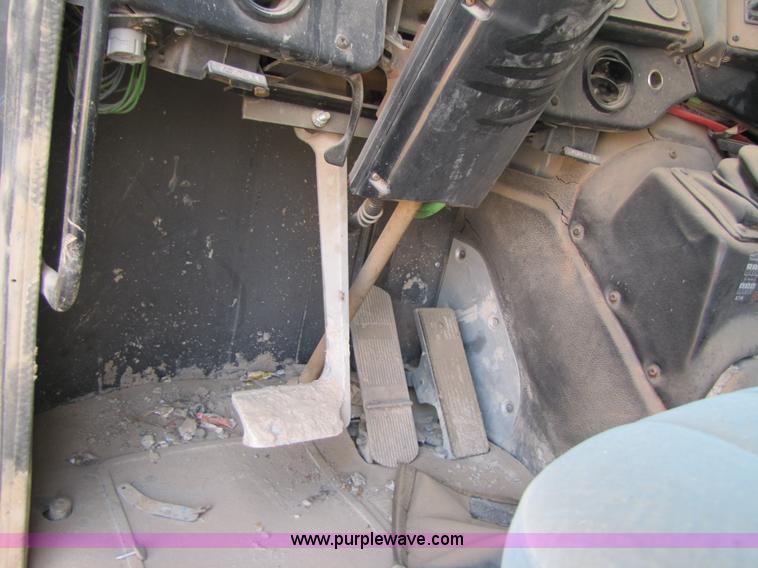 image for item 3525 1998 International 9800 semi truck