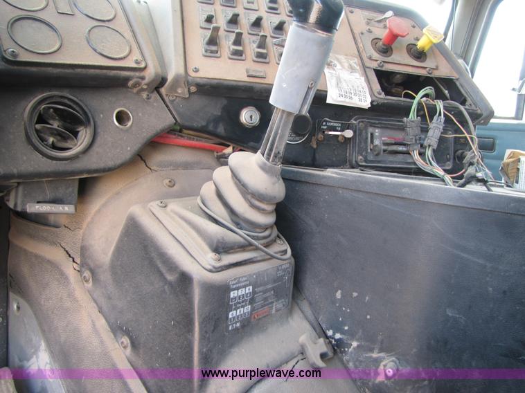 image for item 3525 1998 International 9800 semi truck