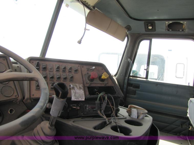 image for item 3525 1998 International 9800 semi truck