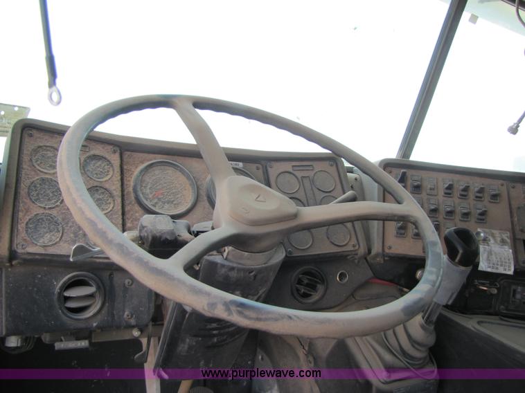 image for item 3525 1998 International 9800 semi truck