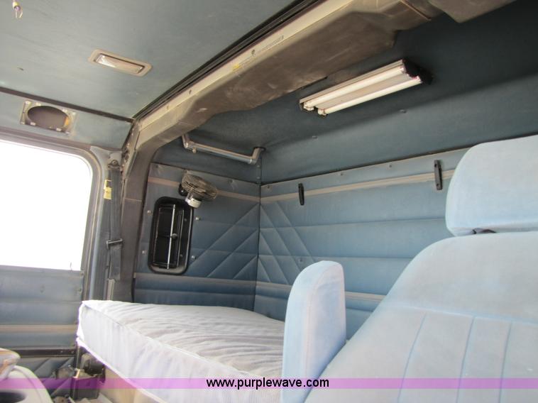 image for item 3525 1998 International 9800 semi truck