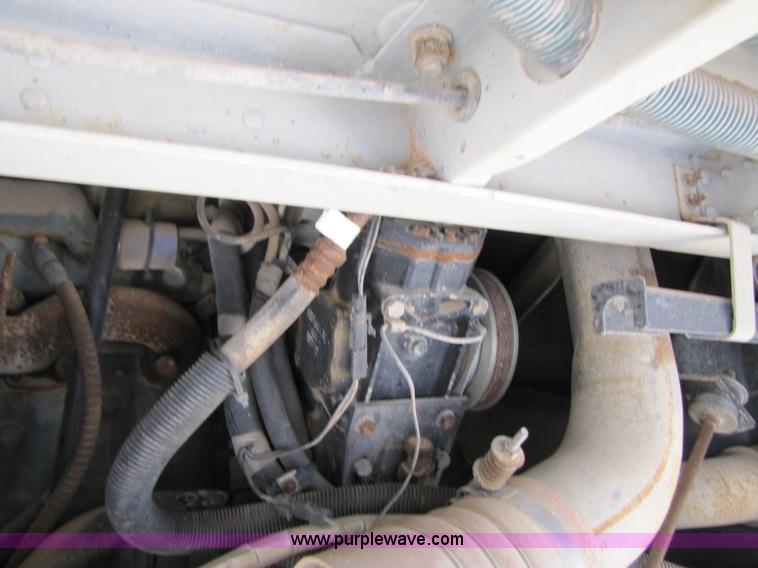 image for item 3525 1998 International 9800 semi truck