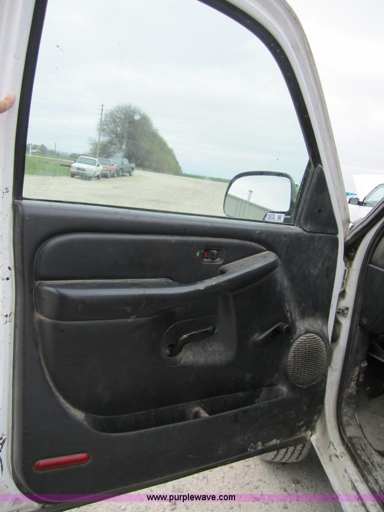 image for item 4378 2002 GMC Sierra 2500HD pickup truck