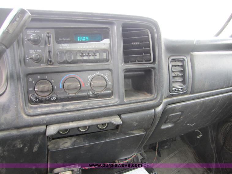 image for item 4378 2002 GMC Sierra 2500HD pickup truck