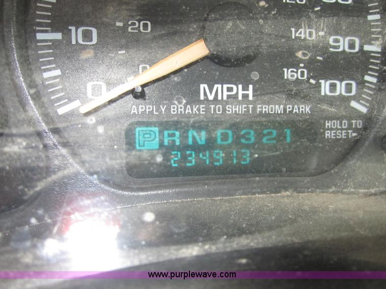 image for item 4378 2002 GMC Sierra 2500HD pickup truck