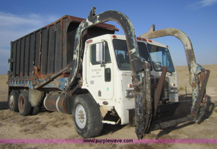 image for item 6419 1990 Peterbilt 320 refuse truck