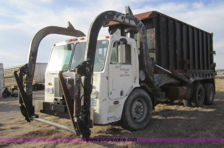 image for item 6419 1990 Peterbilt 320 refuse truck
