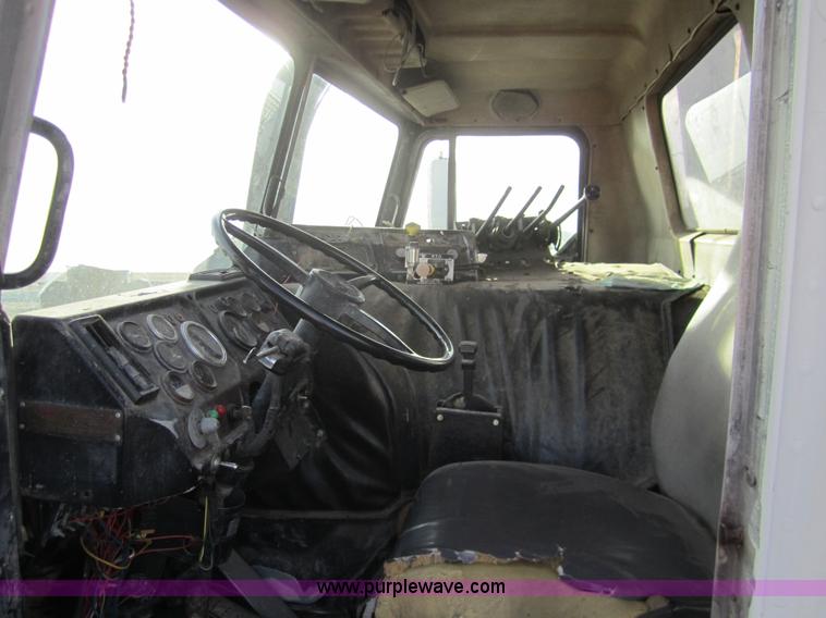 image for item 6419 1990 Peterbilt 320 refuse truck