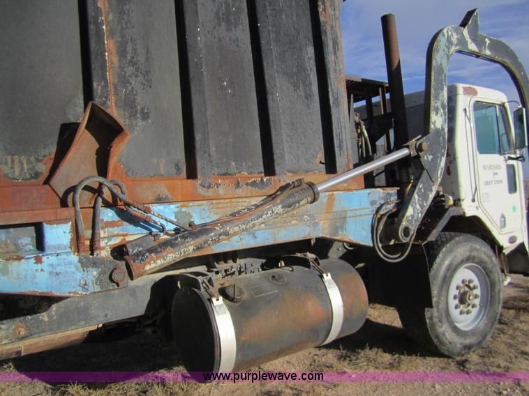 image for item 6419 1990 Peterbilt 320 refuse truck