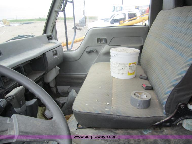 image for item 6424 1994 Mitsubishi box truck