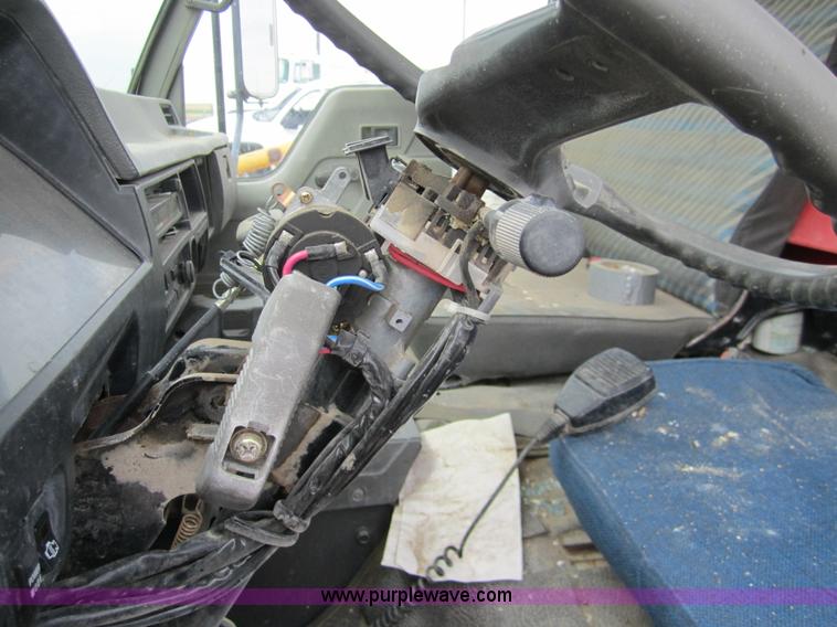 image for item 6424 1994 Mitsubishi box truck