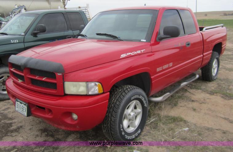 image for item 6426 2001 Dodge 1500 pickup truck