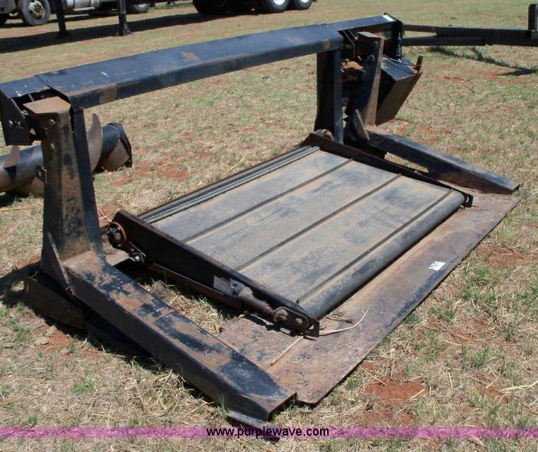 image for item 1002 1997 Mac Don 870 adapter for John Deere combine