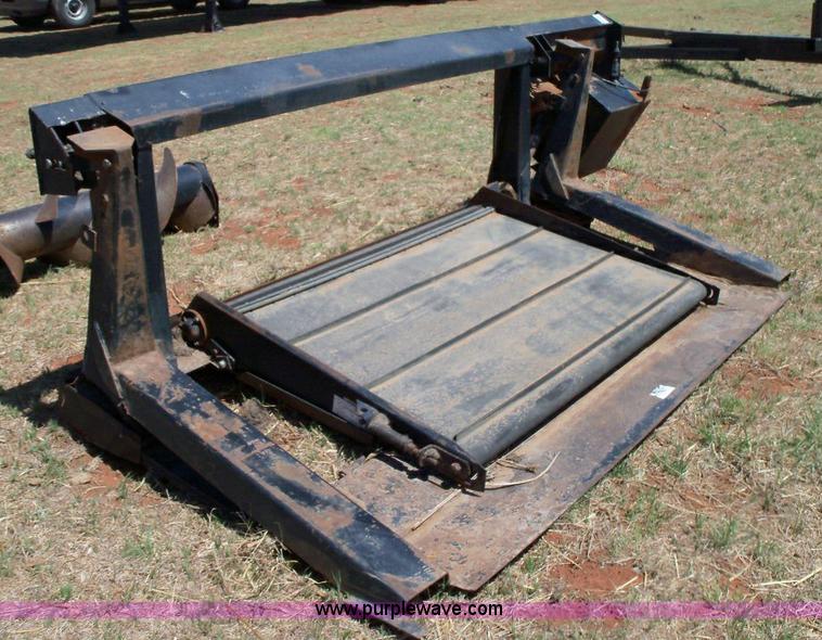 image for item 1002 1997 Mac Don 870 adapter for John Deere combine