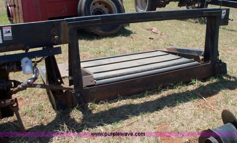 image for item 1002 1997 Mac Don 870 adapter for John Deere combine