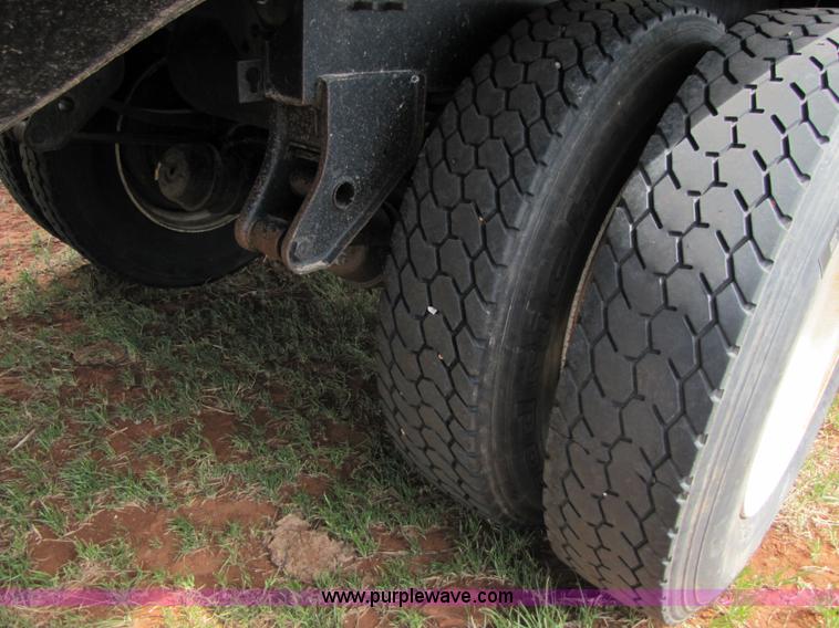 image for item 3443 2004 Shopbuilt 28.5' convertible hopper trailer