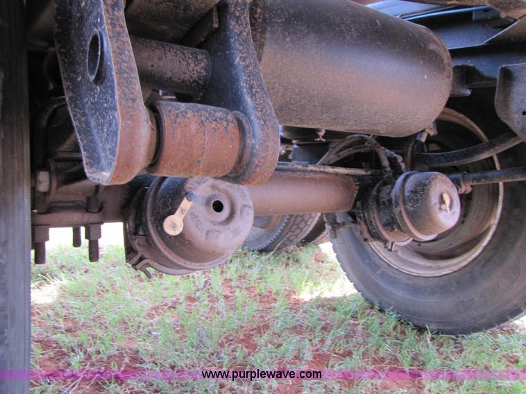 image for item 3443 2004 Shopbuilt 28.5' convertible hopper trailer