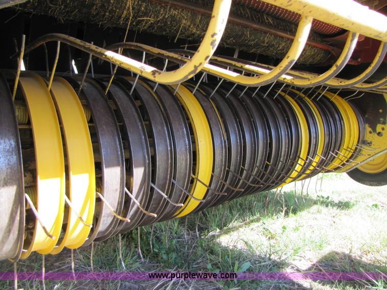 image for item 3452 1991 New Holland 660 FastNet round baler