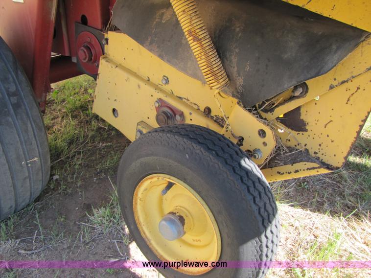 image for item 3452 1991 New Holland 660 FastNet round baler