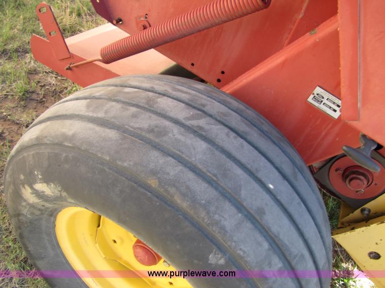 image for item 3452 1991 New Holland 660 FastNet round baler