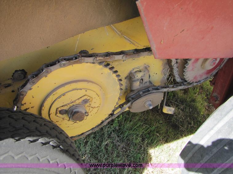 image for item 3452 1991 New Holland 660 FastNet round baler