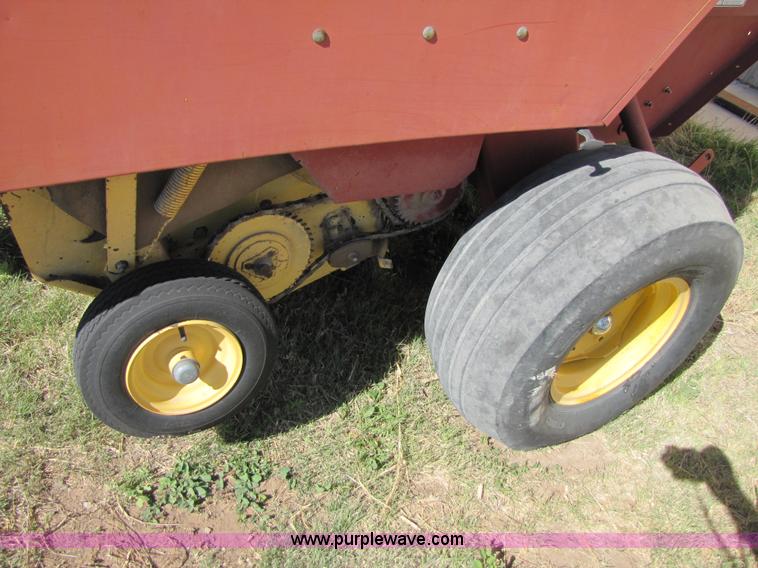 image for item 3452 1991 New Holland 660 FastNet round baler