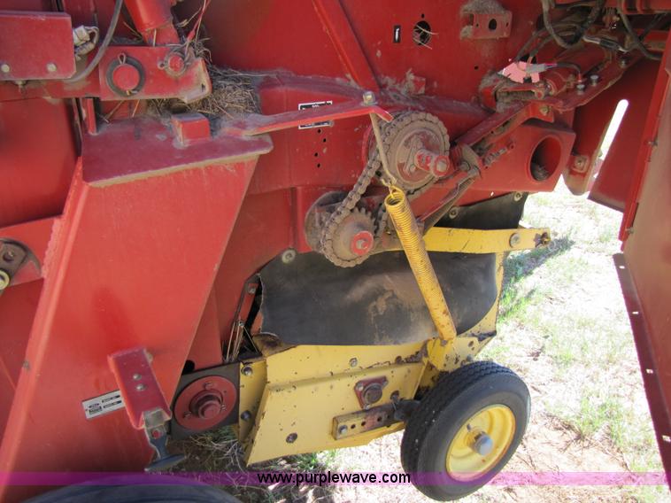 image for item 3452 1991 New Holland 660 FastNet round baler